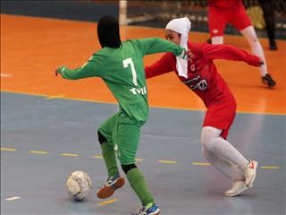 جام قهرمانی در نزدیکی دستان شاگران یاری