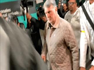حمله هواداران مکزیکی به تاتا مارتینو در فرودگاه