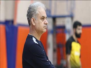 آقای مربی؛ با دست پس میزنی با پا پیش میکشی!