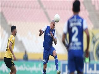 مدافع استقلال بازی با هوادار را از دست داد
