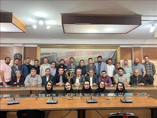 جام قهرمانی در عکس یادگاری کارمندان باشگاه پرسپولیس
